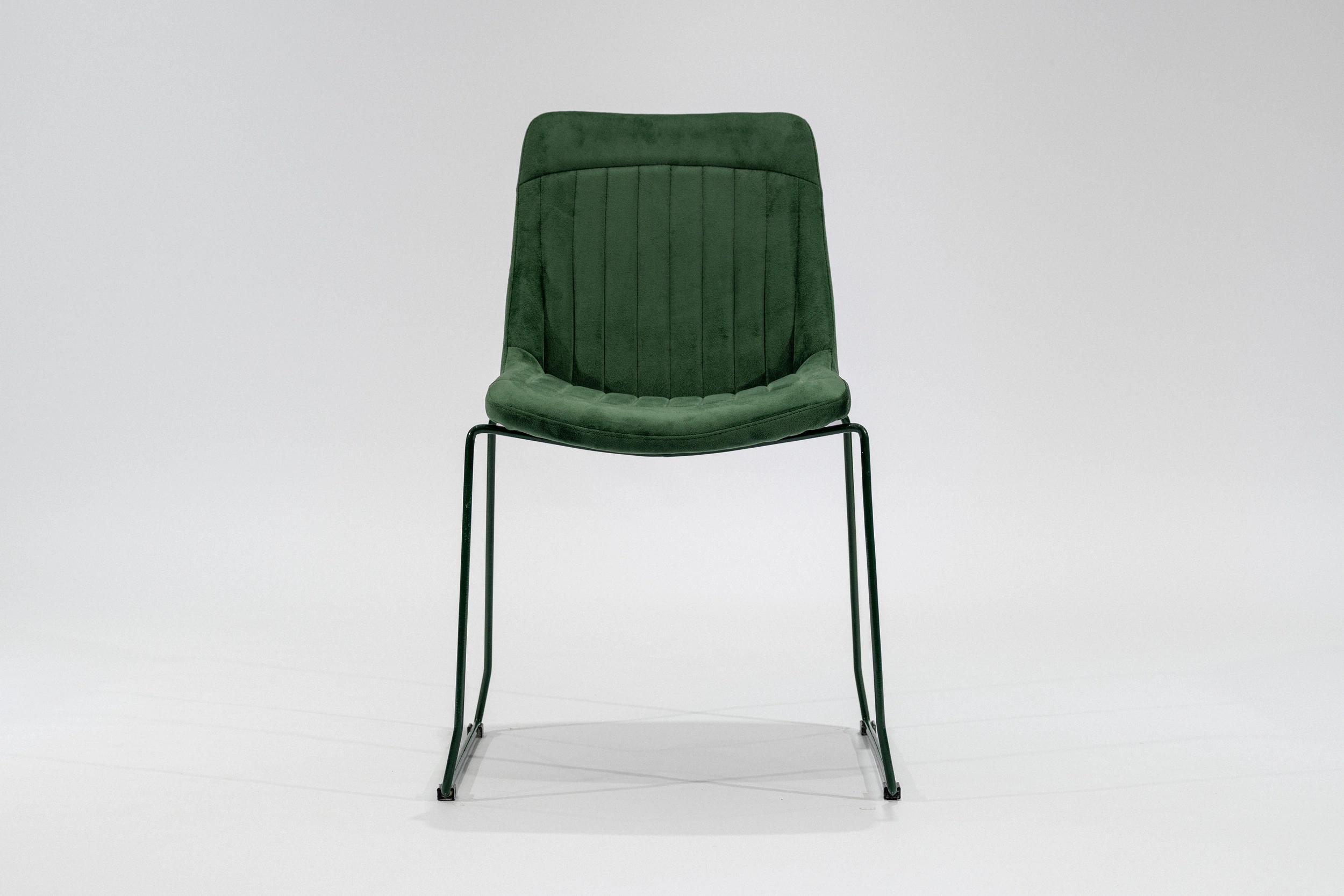 silla-comedor-pana-verde-ingles-hierro-verde-frontal Silla de comedor tapizada en pana color verde ingles con estructura de hierro verde ingles brillante vista frontal.