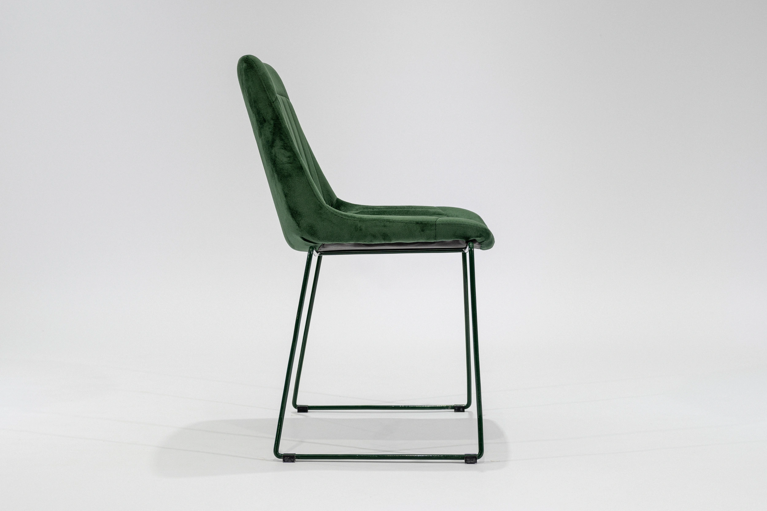 silla-comedor-pana-verde-ingles-hierro-verde-lateral Silla de comedor tapizada en pana color verde ingles con estructura de hierro verde ingles brillante vista lateral
