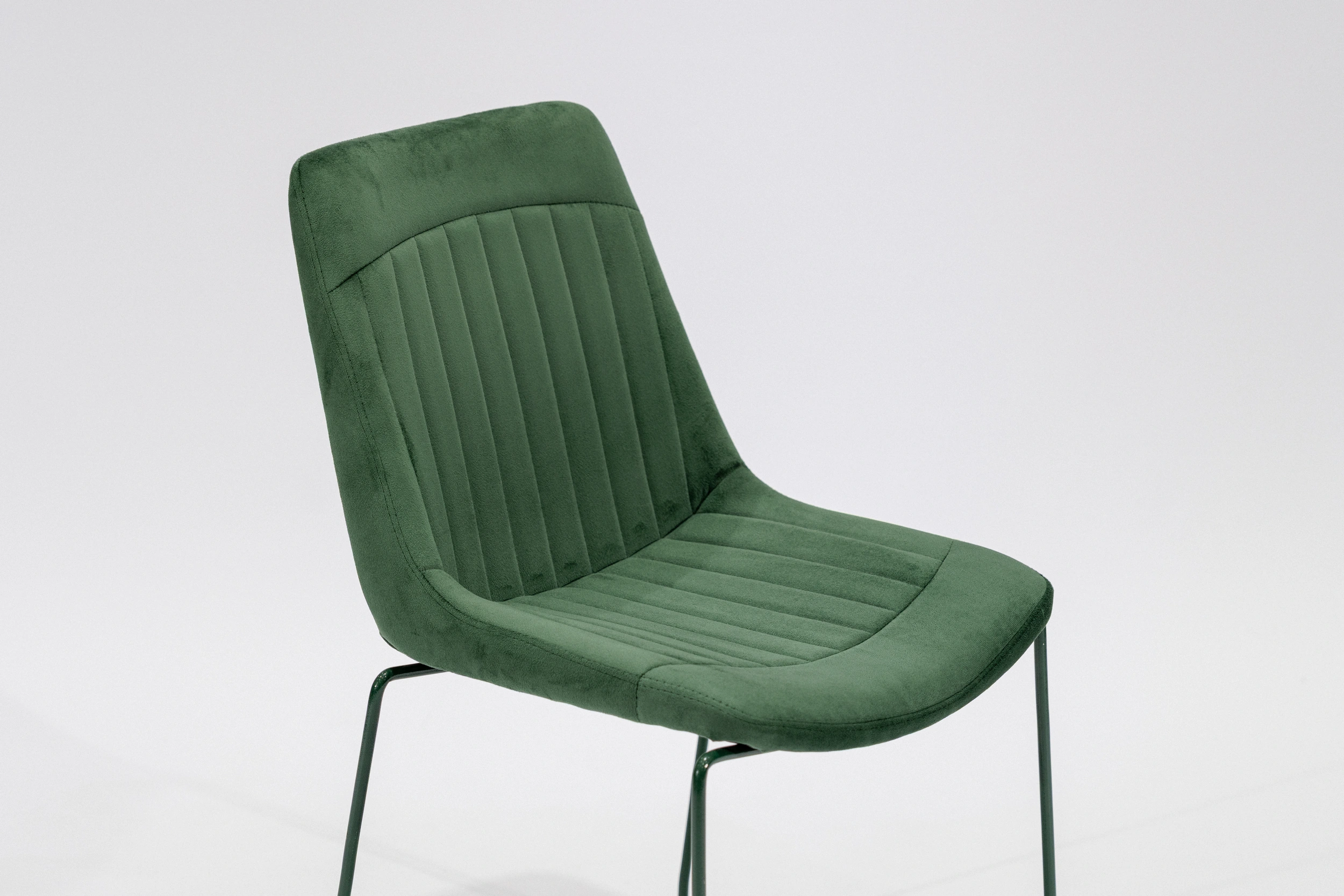 silla-comedor-pana-verde-ingles-hierro-verde-perspectiva Silla de comedor tapizada en pana color verde ingles con estructura de hierro verde ingles brillante vista perspectiva