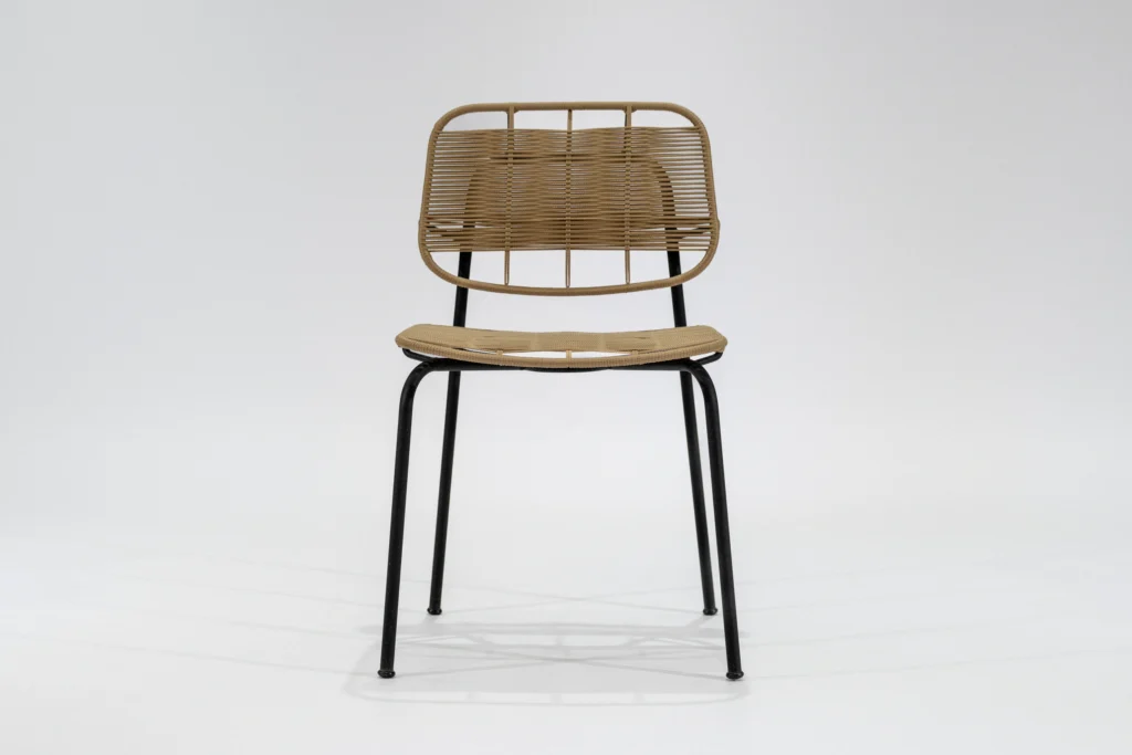 Silla de comedor soga caramelo con estructura de hierro negro microtexturado vista frontal.