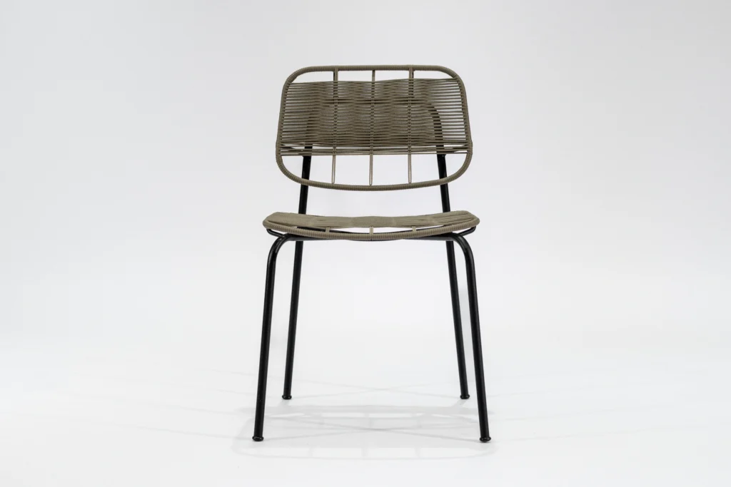 Silla de comedor soga cemento con estructura de hierro negro microtexturado vista frontal.