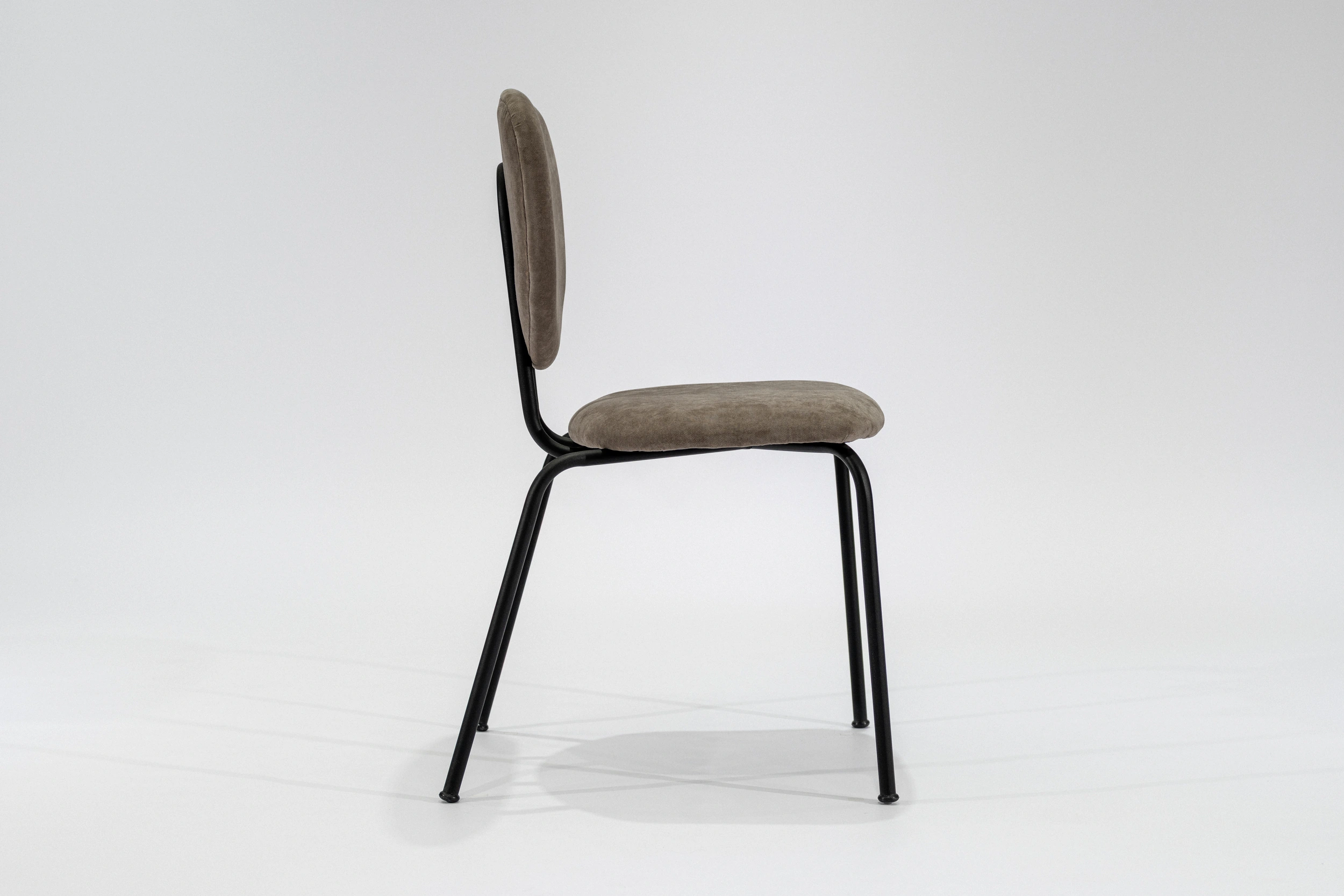 silla-comedor-tapizada-pana-roca-hierro-negro-lateral Silla de comedor tapizada en pana color roca con estructura de hierro negro microtexturado vista lateral