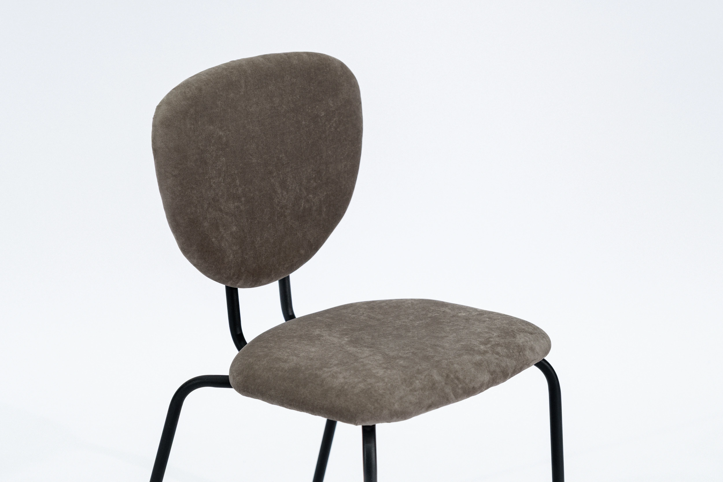 silla-comedor-tapizada-pana-roca-hierro-negro-perspectiva Silla de comedor tapizada en pana color roca con estructura de hierro negro microtexturado vista perspectiva