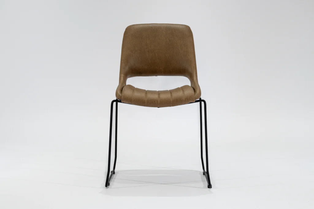 Silla de comedor tapizada en ecocuero color marron claro con estructura de hierro negro microtexturado vista frontal.