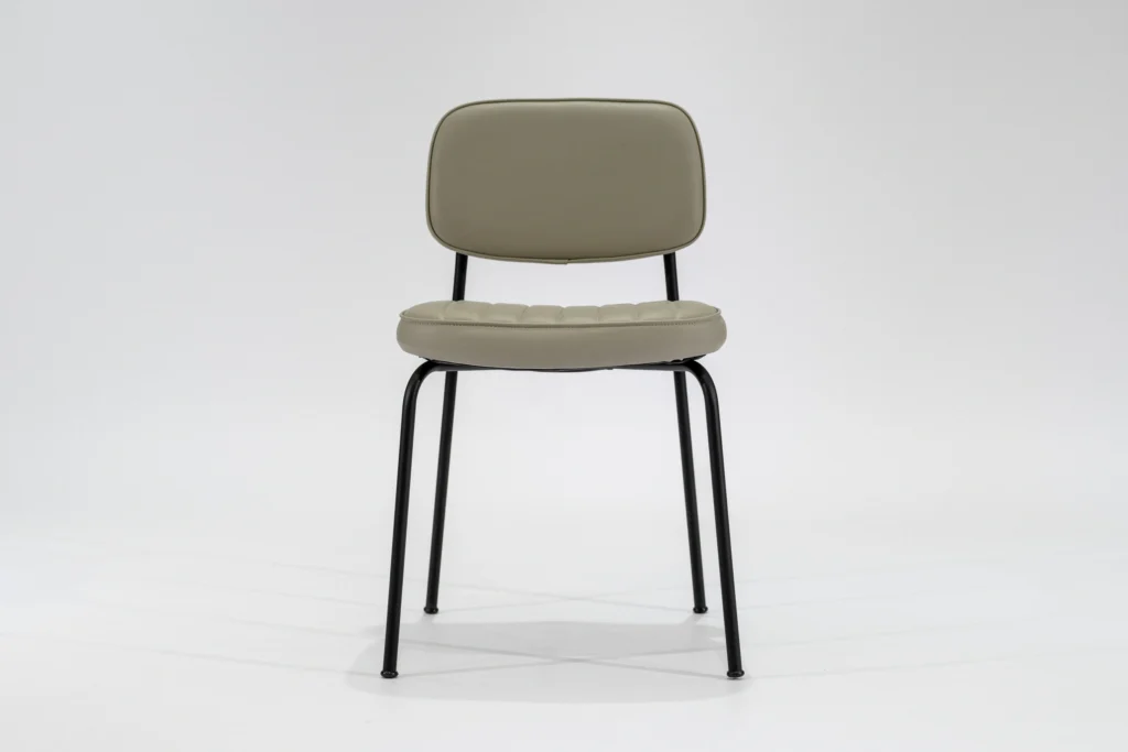 Silla de comedor tapizada en ecocuero color tiza con estructura de hierro negro microtexturado vista frontal.