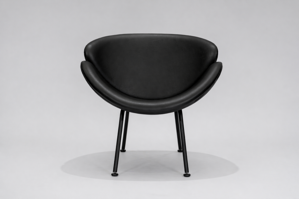 Silla poltrona tapizada en tela simil cuero color negro con estructura de hierro negro microtexturado vista frontal