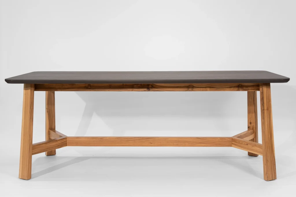 Mesa de comedor rectangular con tapa sinterizada Neolith Iron Copper y base en madera maciza petiribí