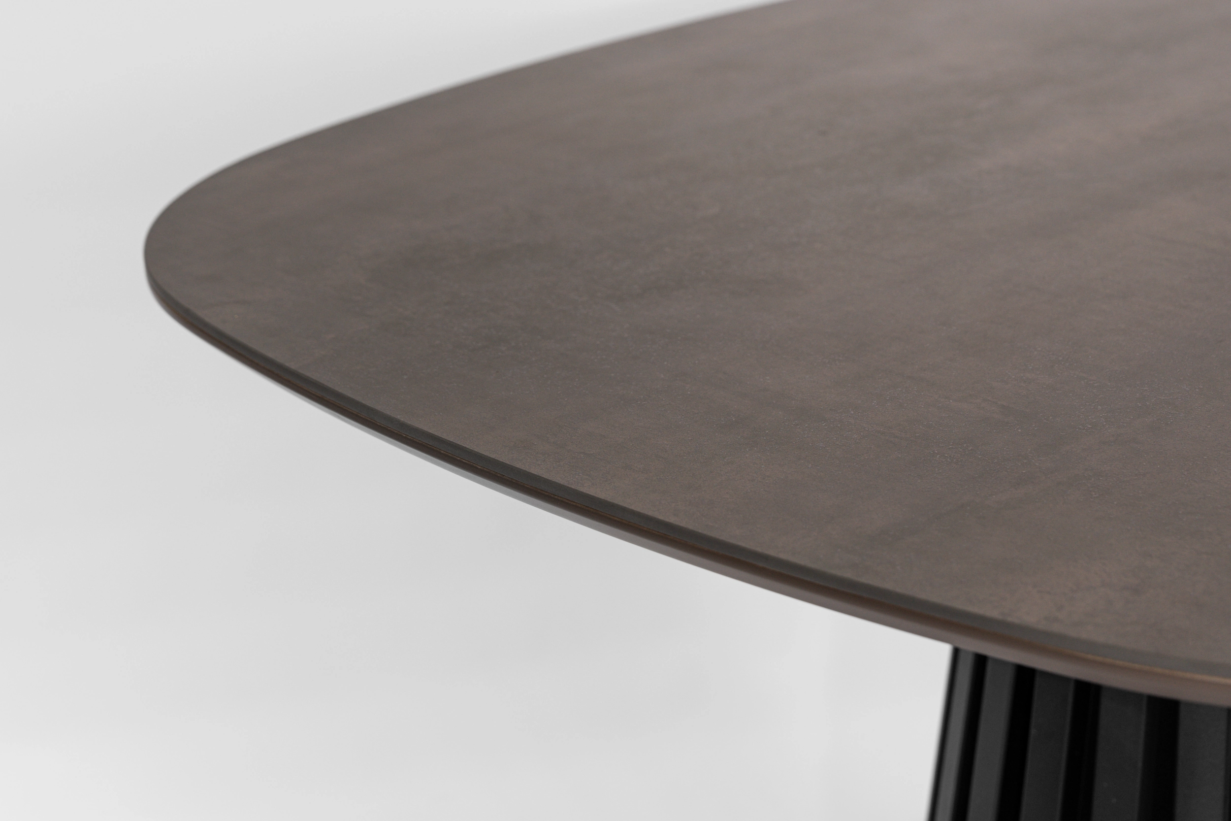 mesa-comedor-cuadrada-neolith-iron-copper-detalle-superficie Zoom in detalle mesa de comedor cuadrada orgánica con tapa de piedra sinterizada Neolith Iron Copper y base de hierro negro