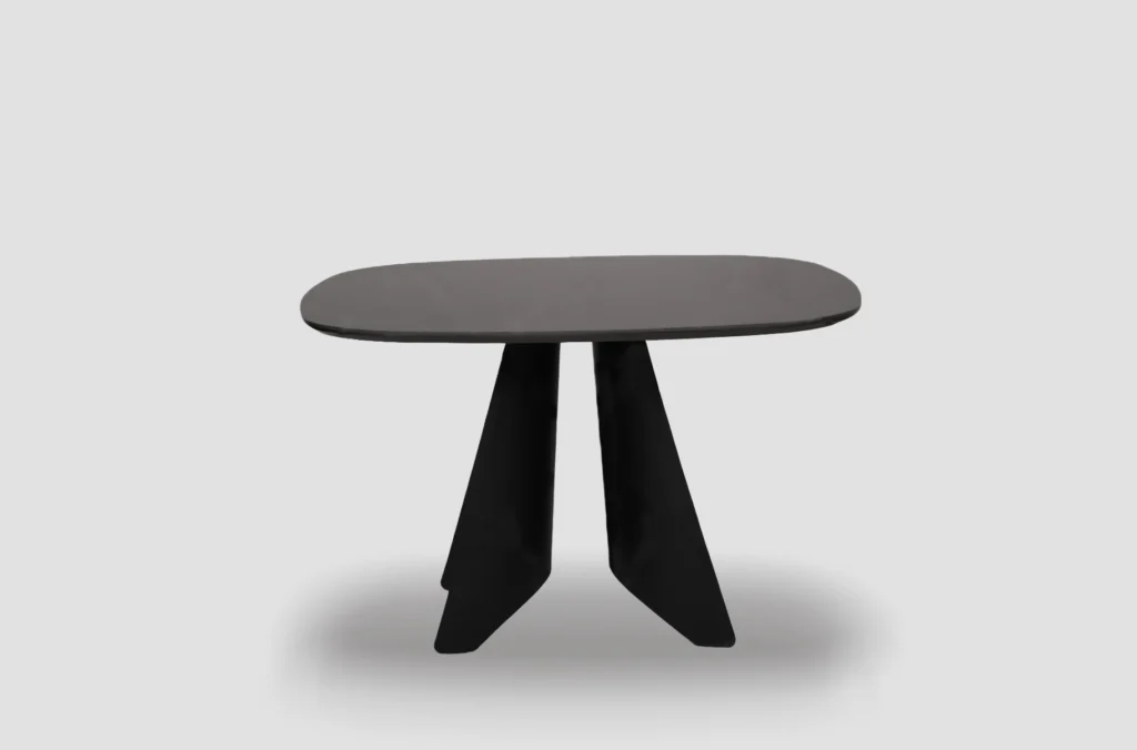 Mesa de comedor cuadrada orgánica con tapa de piedra sinterizada Neolith Basalt Black y base de hierro negro