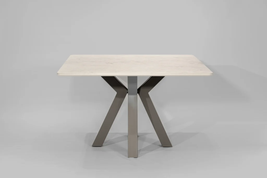 Mesa de comedor cuadrada con tapa de piedra sinterizada Neolith Beton y base de hierro color gris piedra