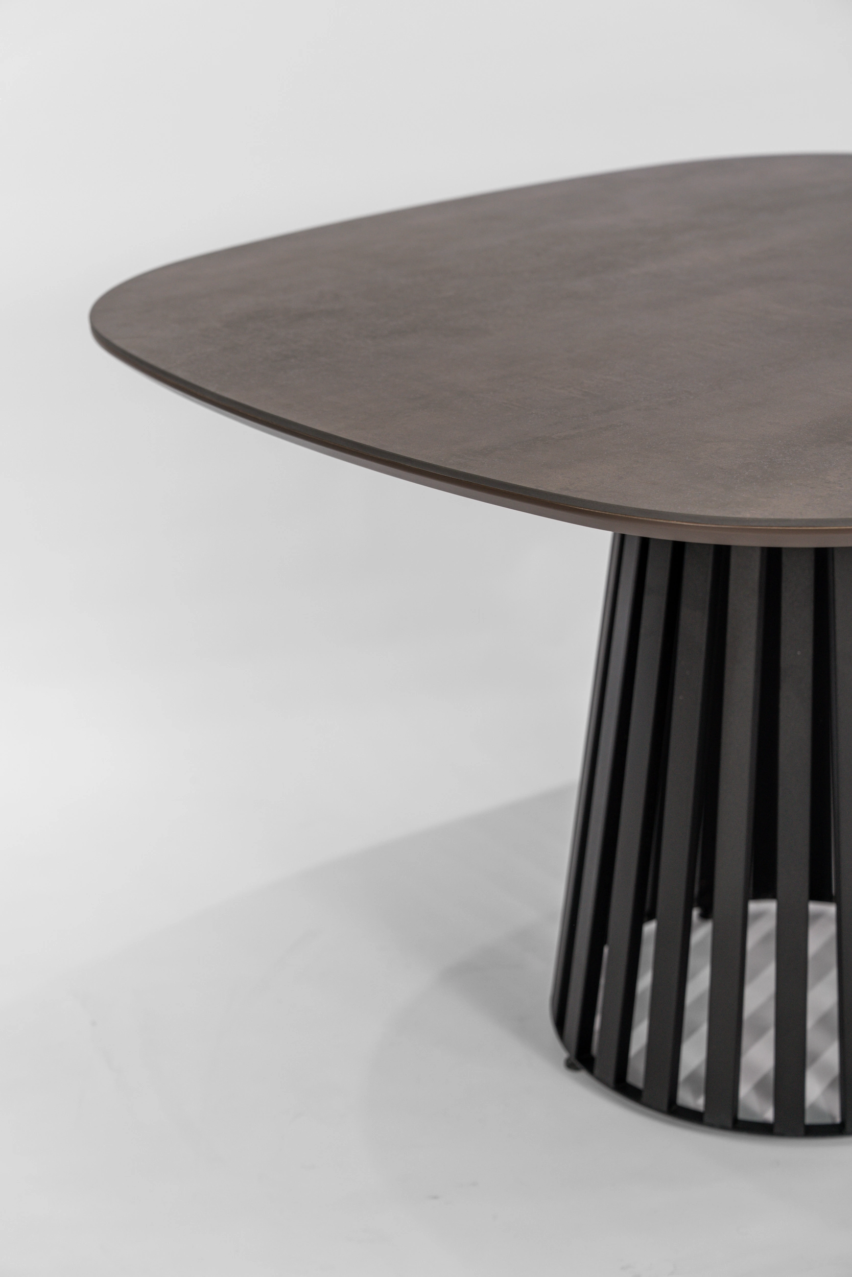 mesa-comedor-cuadrada-sinterizada-neolith-iron-copper-base-hierro-detalle Vista detalle mesa de comedor cuadrada orgánica con tapa de piedra sinterizada Neolith Iron Copper y base de hierro negro