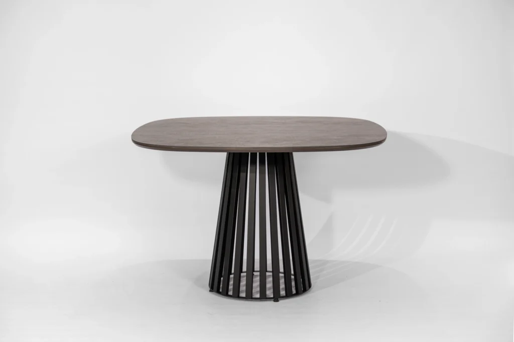 Mesa de comedor cuadrada orgánica con tapa de piedra sinterizada Neolith Iron Copper y base de hierro negro