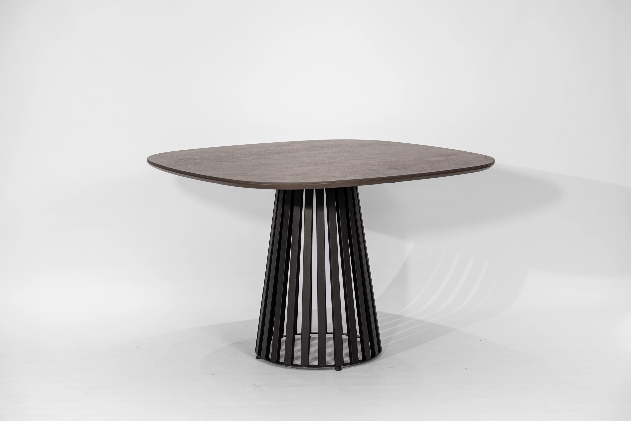 mesa-comedor-cuadrada-sinterizada-neolith-iron-copper-base-hierro-negro-perspectiva Vista angular mesa de comedor cuadrada orgánica con tapa de piedra sinterizada Neolith Iron Copper y base de hierro negro
