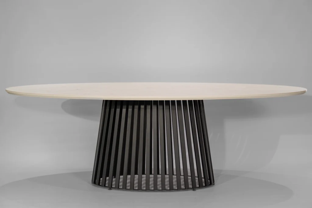 Mesa de comedor elipse oval con tapa de piedra sinterizada Neolith Beton y base de hierro negro