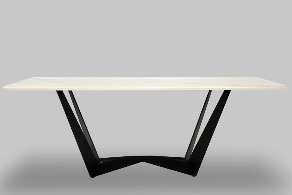 Mesa de comedor rectangular con tapa de piedra sinterizada Purastone Prima Ora Gold y base de hierro negro
