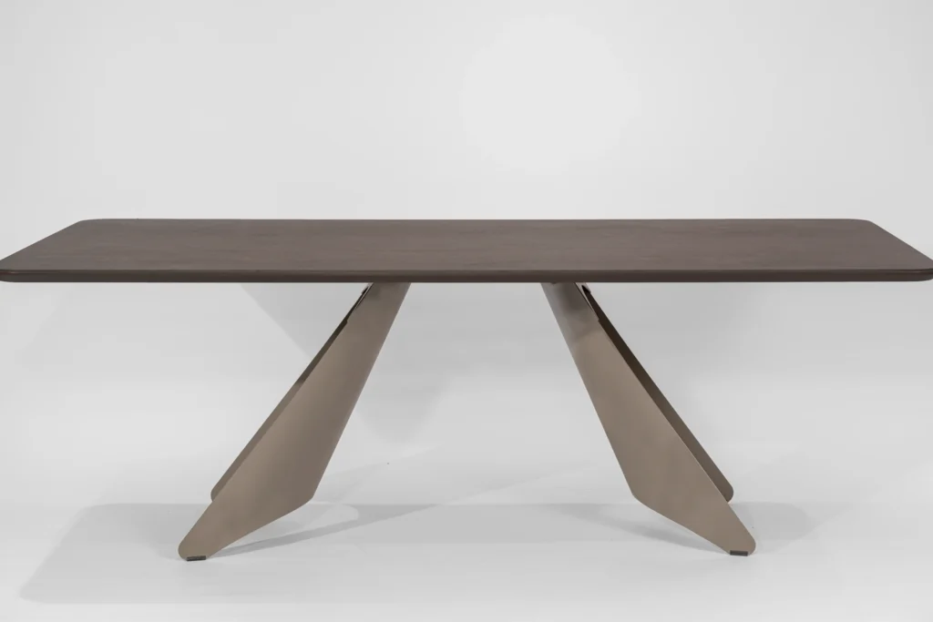 Mesa de comedor rectangular con tapa de piedra sinterizada Neolith Iron copper y base de hierro color gris piedra