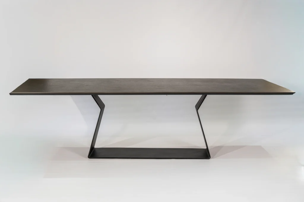 Mesa de comedor rectangular con tapa de piedra sinterizada Neolith Nero Zimbabwe y base de hierro negro