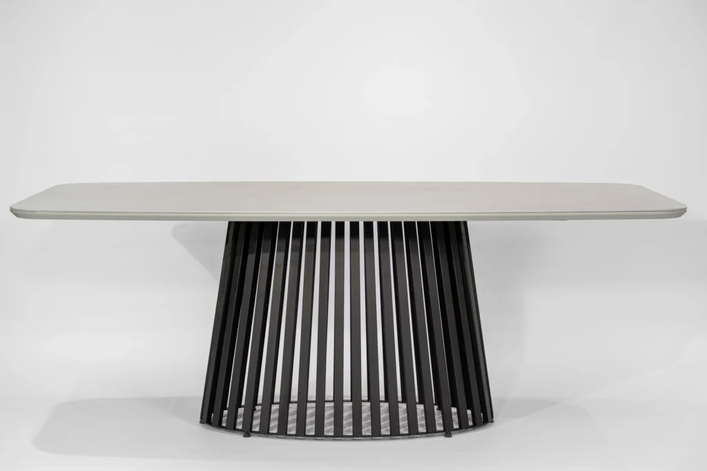 Mesa de comedor rectangular con tapa de piedra sinterizada Neolith Zaha Stone y base de hierro color negro