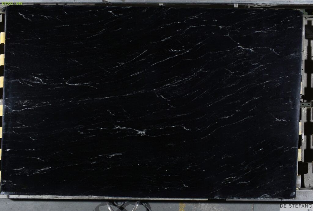 Instagram @picstone.br Granito Ebony Crystal vista frontal de una chapa completa