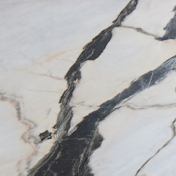 marmol-fantasy-white-chapa-completa Mármol Fantasy White natural con fondo blanco, suaves matices crema y vetas grises, negras y marrones, ideal para revestimientos, mesadas de baño, mesadas de vanitory y proyectos de interiorismo de alta gama.