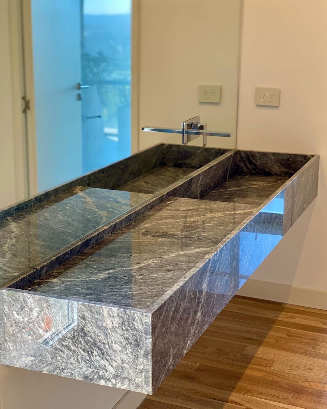 marmol-grigio-nuvola-pulido-mesada-de-baño-con-bacha-integrada Mármol Grigio Nuvola natural pulido en mesada de baño con bacha integrada