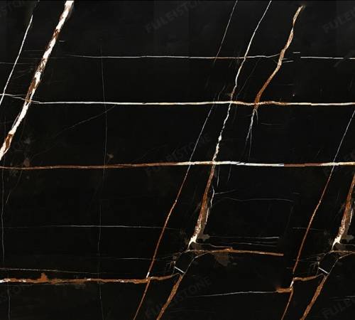 marmol-sahara-noir Mármol Sahara Noir natural de fondo negro con vetas blancas y sutiles destellos dorados, ideal para revestimientos, mesadas de baño, mesadas de vanitory y proyectos de interiorismo de alta gama.