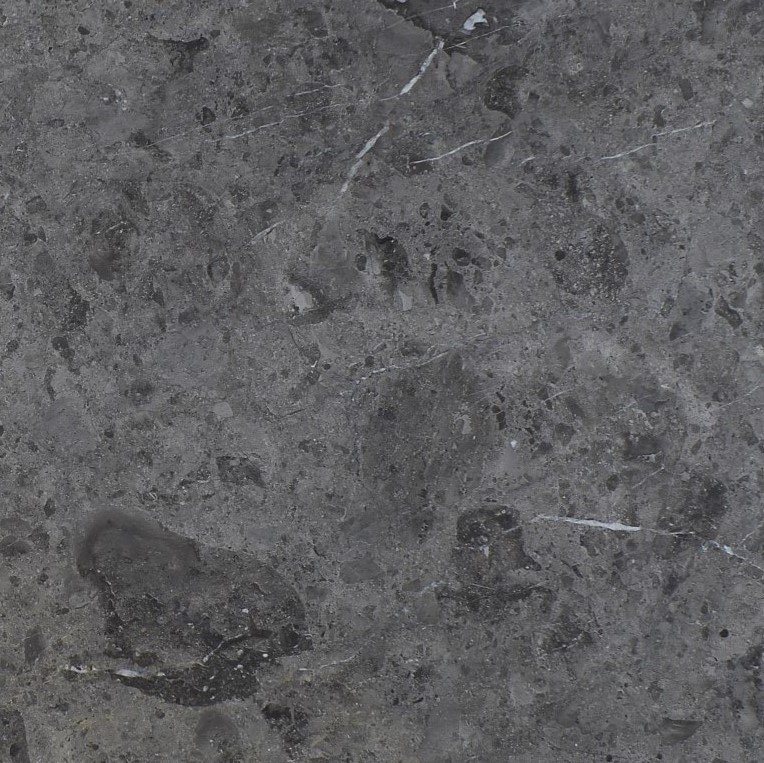 Mármol Savana Grey natural con diferentes tonalidades de gris y variaciones de aspecto pétreo, ideal para mesadas de baño, revestimientos, pisos y proyectos de interiorismo.