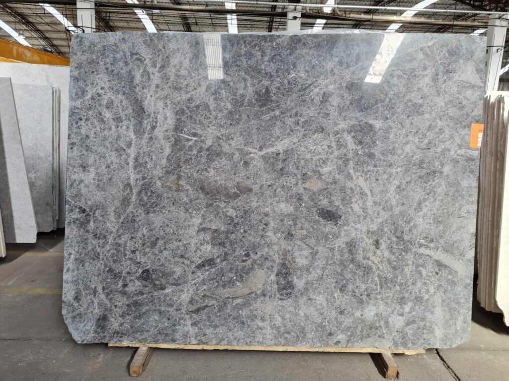 marmol-tundra-black-chapa-completa Mármol Tundra Black natural chapa completa vista frontal