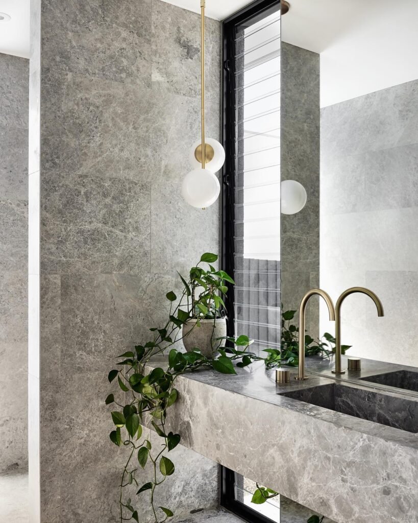 marmol-tundra-black-mesada-y-revestimiento-baño Mármol Tundra Black natural mesada baño