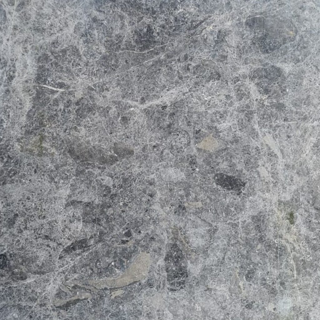 marmol-tundra-black Mármol Tundra Black natural con fondo gris oscuro y finas vetas blanquecinas ramificadas, ideal para mesadas de baño, revestimientos y proyectos de interiorismo.