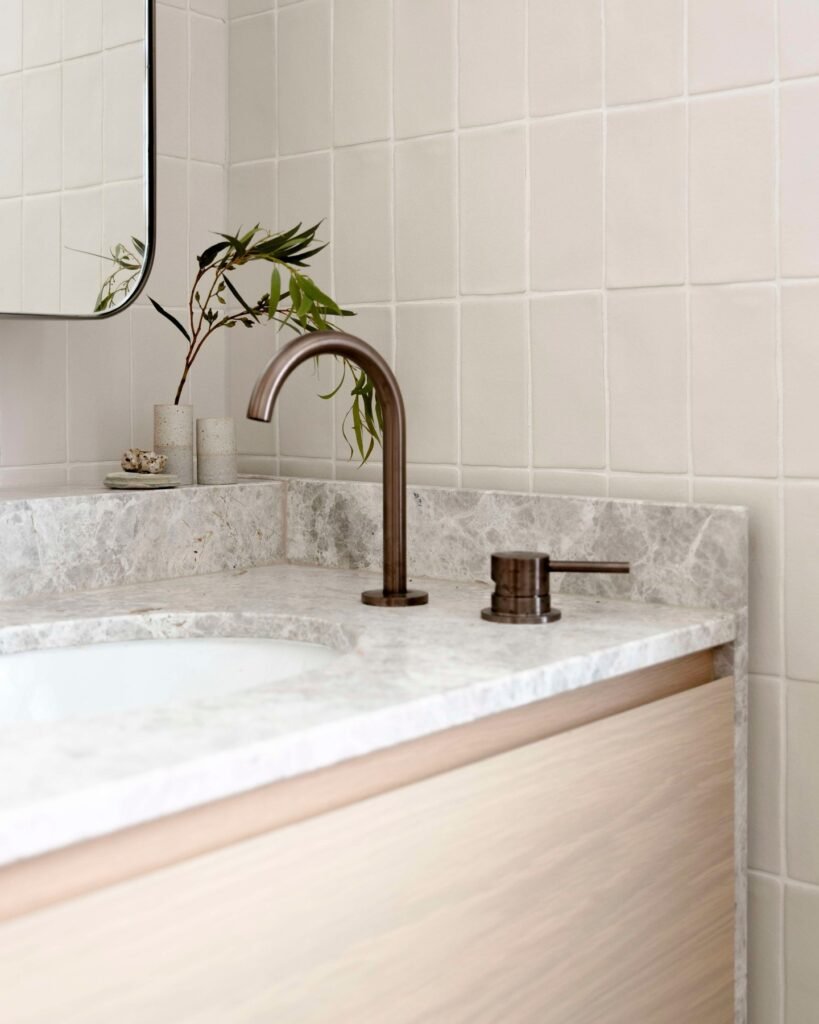 marmol-tundra-grey-mesada-baño-interiorismo Mármol Tundra Grey natural mesada baño ineriorismo
