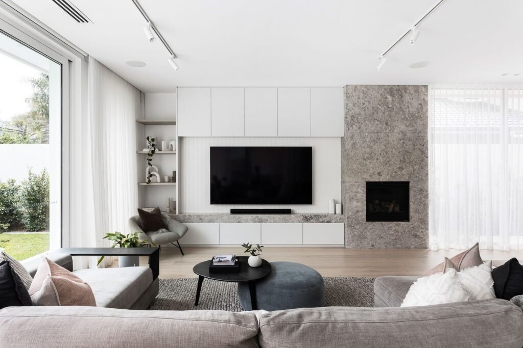 marmol-tundra-grey-mesada-rack-tv-y-chimenea-interiorismo Mármol Tundra Grey natural mesada rach TV y revestimiento chimenea