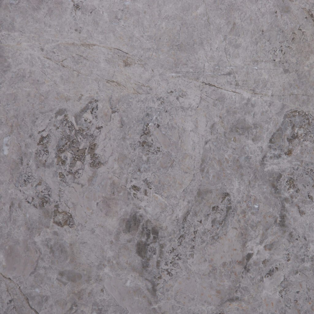 marmol-tundra-grey Mármol Tundra Grey natural de color gris con vetas suaves, ideal para revestimientos, mesadas de baño, muebles de vanitory y proyectos de interiorismo contemporáneo.