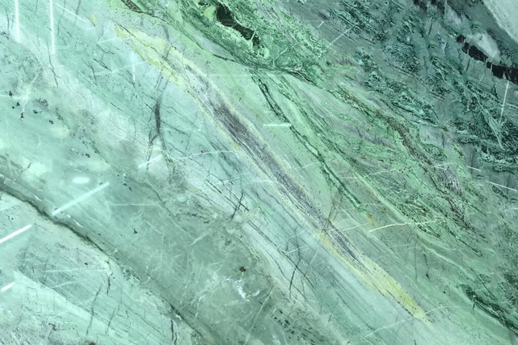 Mármol Verde Arcadia natural con tonalidades verdes y expresivas vetas oscuras, blancas y sutiles matices amarillos, ideal para mesadas de baño, revestimientos y proyectos de interiorismo.
