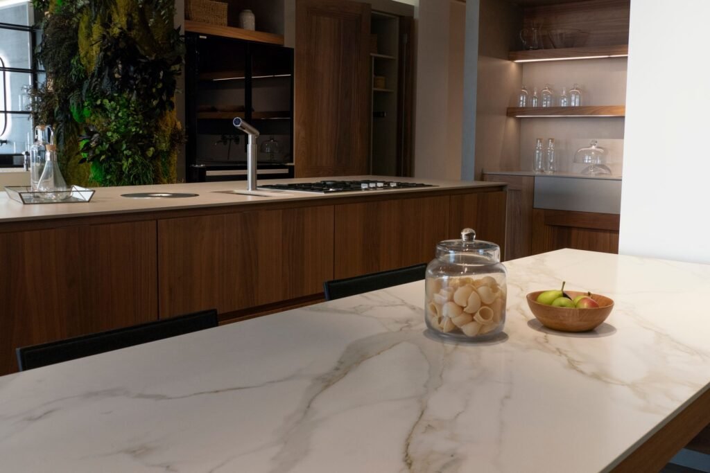 neolith-calacatta-roma-piedra-sinterizada-mesada-isla-cocina Neolith Calacatta Roma, piedra sinterizada en mesada isla de cocina