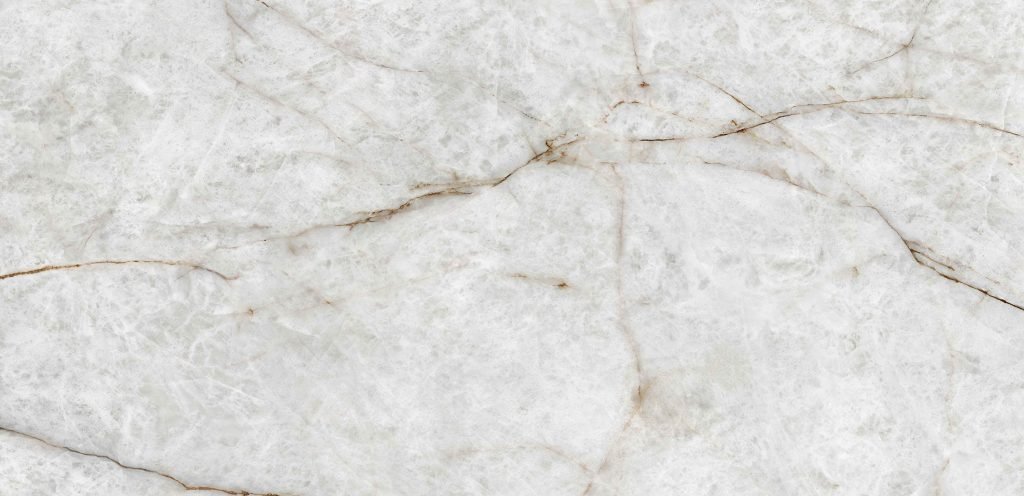 neolith-himalaya-crystal-piedra-sinterizada Neolith Himalaya Crystal, piedra sinterizada de fondo blanco cristalino con matices grises y delicadas vetas doradas, ideal para mesadas y revestimientos.