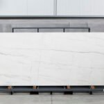 THESIZE SURFACES - NEOLITH Almassora - Castellón - Spain Neolith Mont Blanc, piedra sinterizada chapa completa vista frontal