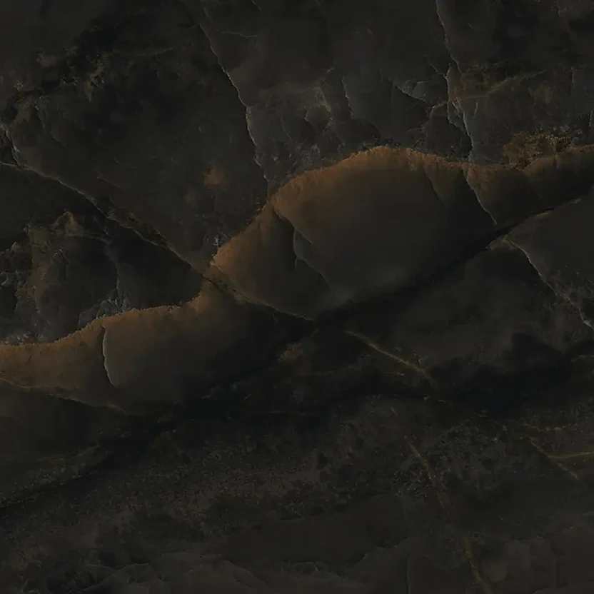 purastone-prima-onyx-black Purastone Prima Onyx Black, superficie sinterizada de fondo negro con vetas y matices cobrizos, ideal para mesadas, islas, revestimientos y proyectos de interior y exterior.