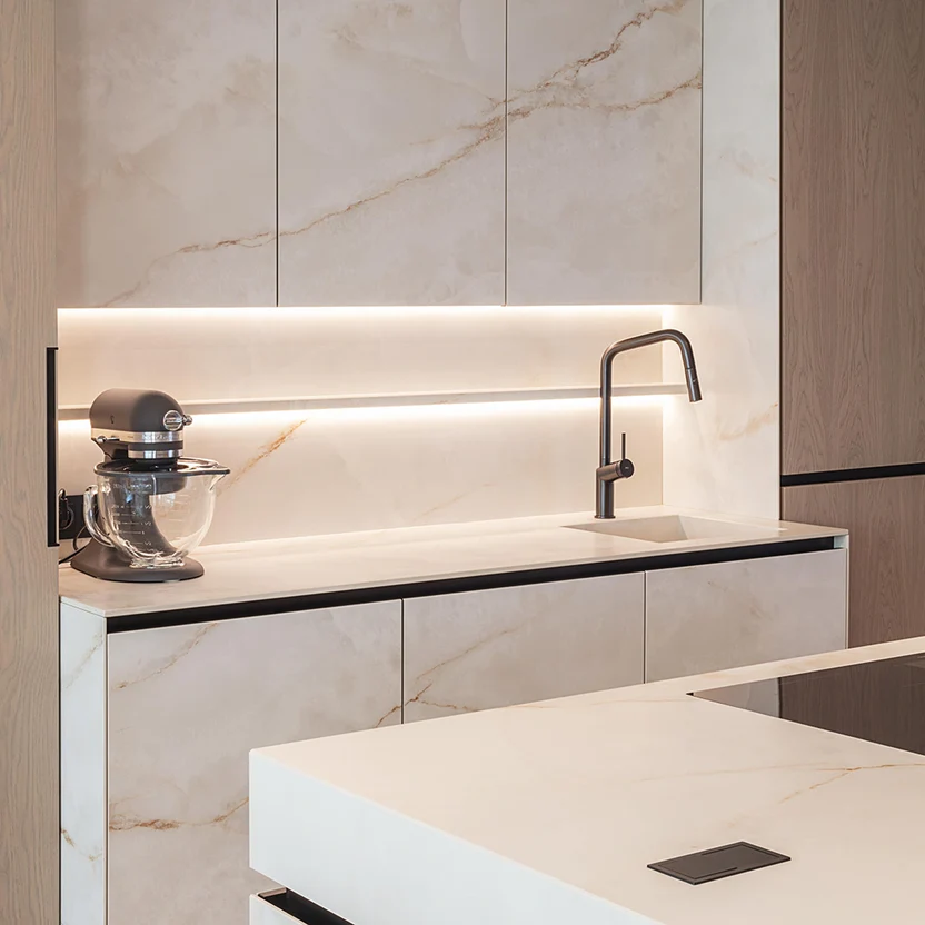 purastone-prima-onyx-white-mesada-cocina-y-revestimiento Purastone Prima Onyx White, superficie sinterizada en mesada de cocina y revestimiento