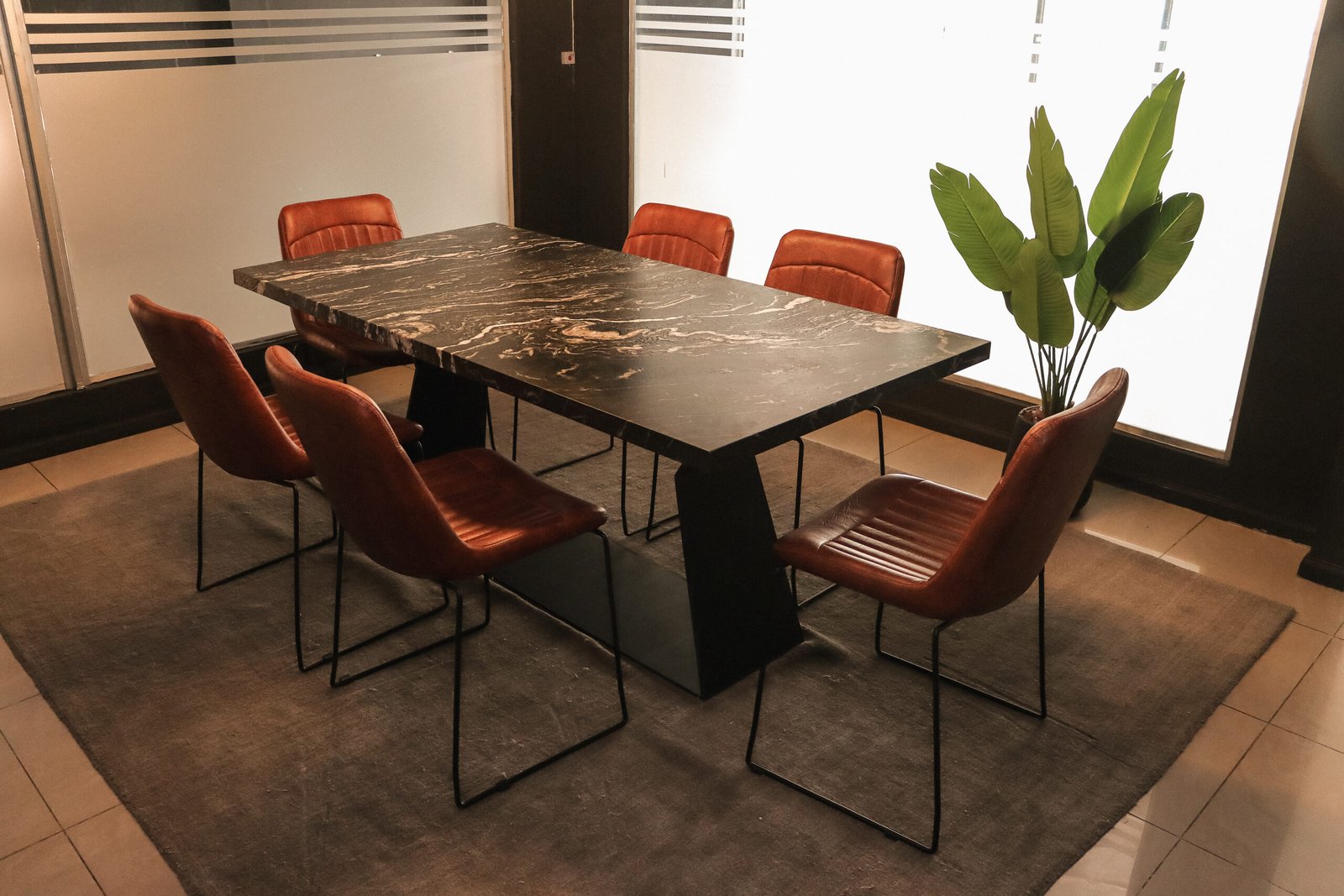 Juego de comedor de mesa en granito amadeus leather natural y 6 sillas de comedor en simil cuero marron