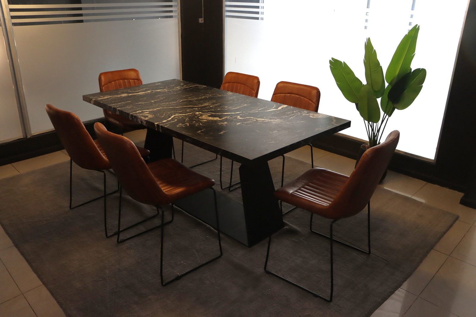 Juego de comedor de mesa en granito amadeus leather natural y 6 sillas de comedor en simil cuero marron