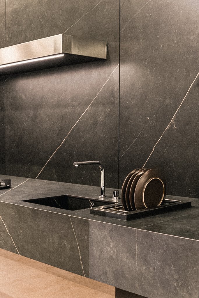 Neolith Calatorao, piedra sinterizada en mesada cocina y revestimiento cocina
